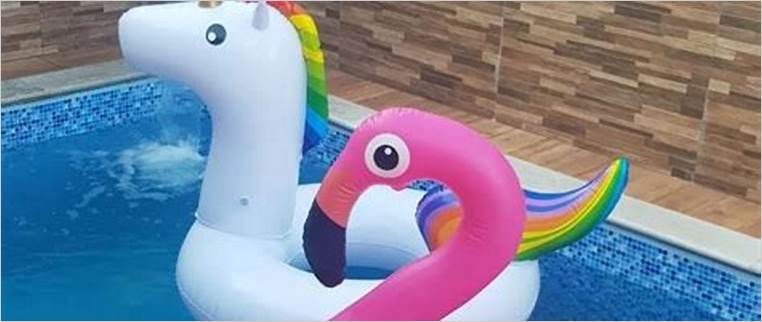 boias de flamingo na piscina
